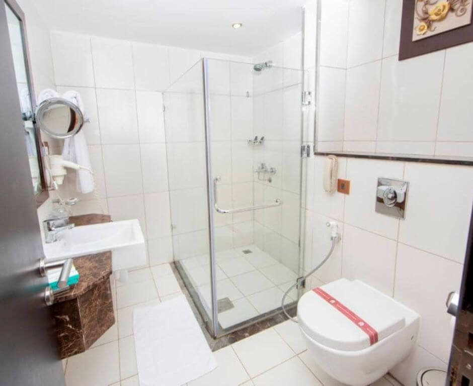 Dallah Taibah Hotel bathroom