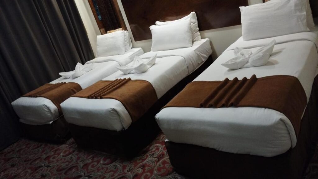 Sky View Madinah Hotel triple room