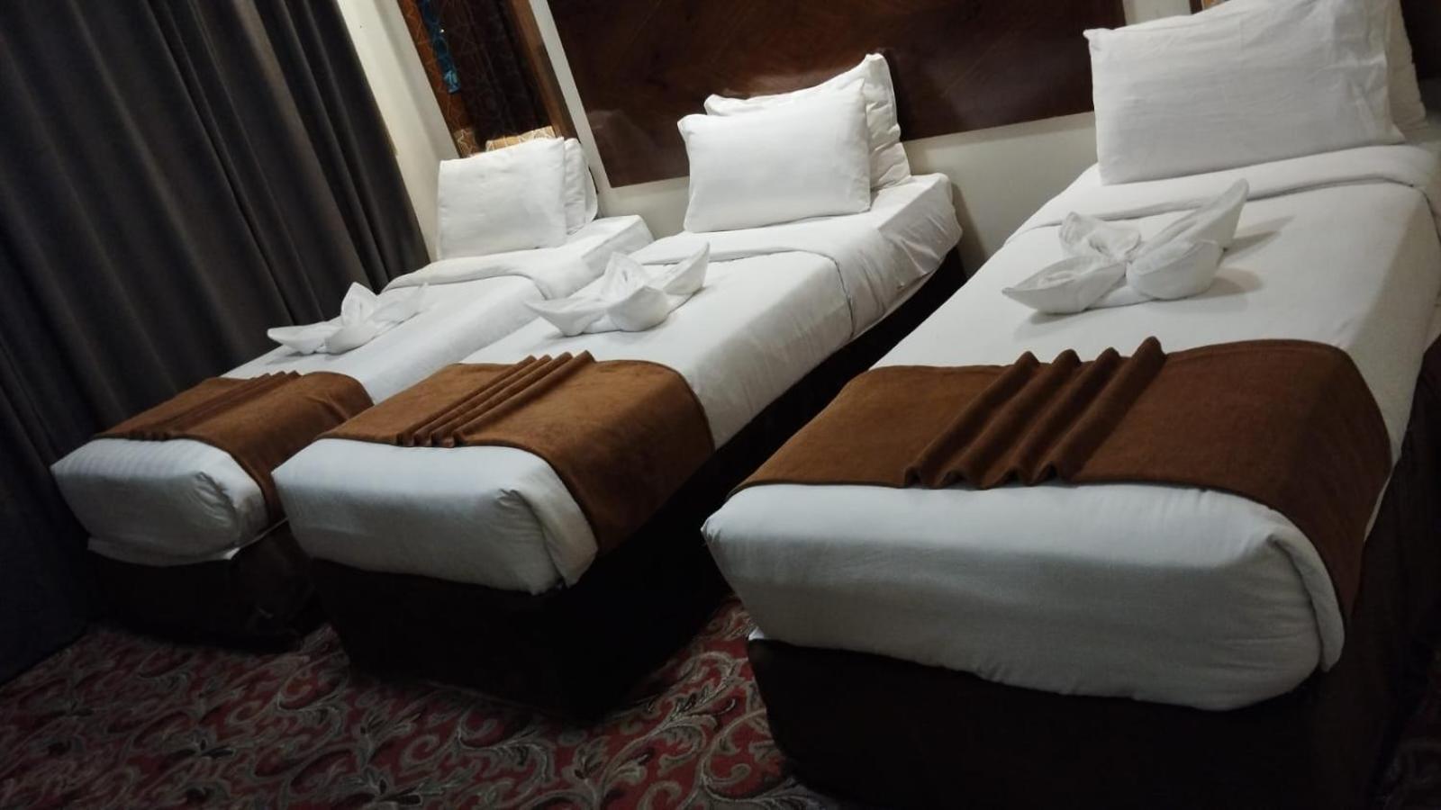 Sky View Madinah Hotel triple room